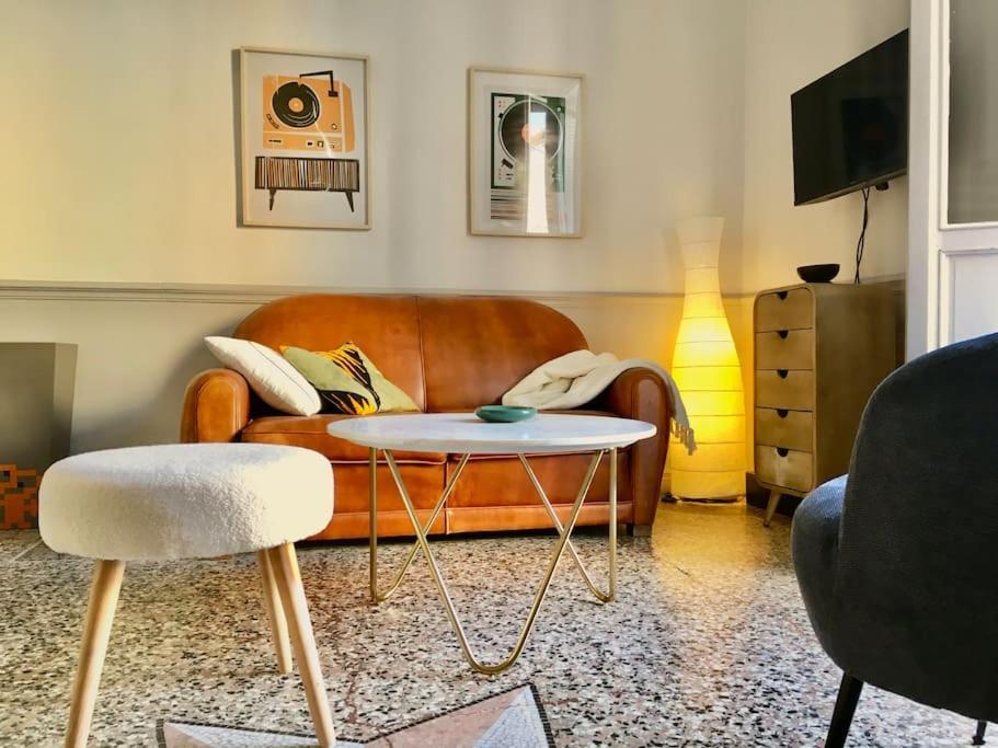Coeur Du Centre Ville Avec Balcon LʼIsle-sur-la-Sorgue Eksteriør billede